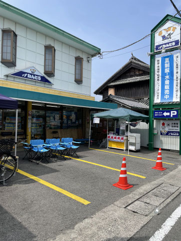 ターフも出してゆっくり座れるよう準備中!!