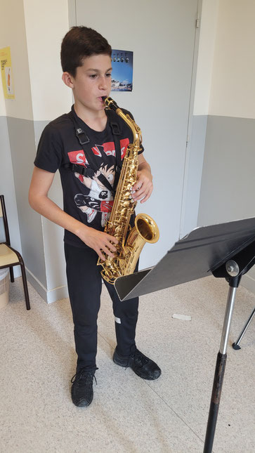 Ecole de musique EMC à Crolles – Grésivaudan : jeune musicienne jouant du saxophone.