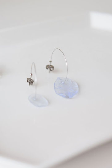 アジールピアス / 太陽光では薄紫に、蛍光灯では水色に見える二色性のガラスを使用。6,600 yen