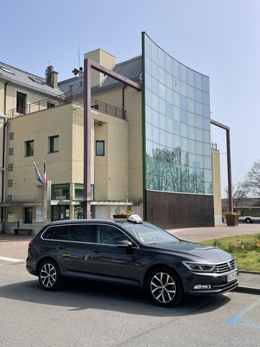 Taxi Pays-de-Gex, devant la mairie de Ferney-Voltaire
