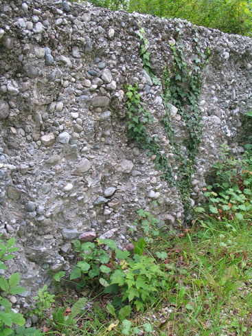 "Flussbetonmauer" mit Korngrößen bis zu 15 cm 