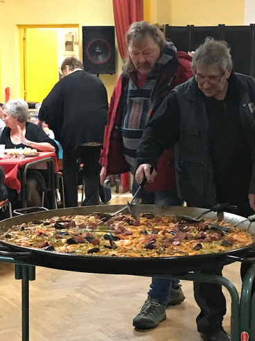 voilà  la paëlla de Gérard, pas de problème il y en a pour tout le monde - bon appétit