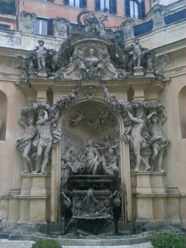 Nel cortile di palazzo Borghese ancelle, putti e telamoni assistono al bagno di Venere...non c'è davvero privacy sull'Olimpo!