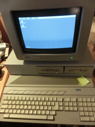 Foto eines Atari 520 STplus mit Zubehör, eingeschaltet.
