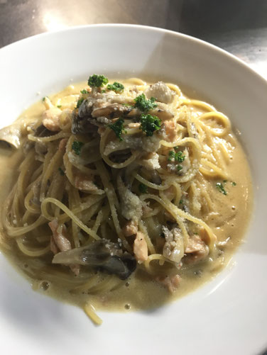 サーモンと舞茸のクリームソースパスタ(10月10日予定)
