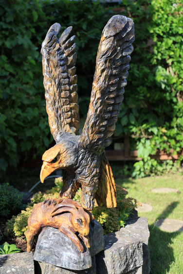Beeindruckende Kettensägen-Skulptur einer detaillierten Jagdszene eines Adlers mit einem Hasen als Beute von Jessica Hilleke, geschnitzt aus Holz. Stunning chainsaw carving of an eagle and rabbit sculpture by Jessica Hilleke, hand-carved wood art