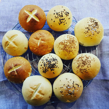 Knusprige Frühstücksbrötchen frisch aus dem Ofen