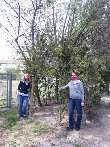 17.04.2020 Marion und Katja zeigen euch die feritigen Masken, wenn ihr wieder kommt wartet dieses tolle Weidezelt auf euch, vor dem sie gerade stehen.