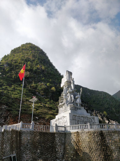 Monument à la goire de ceux qui ont creusé ce chemin