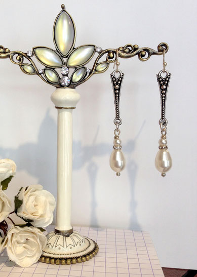 Boucles d'oreille girandoles de style victorien avec perles nacrées et strass