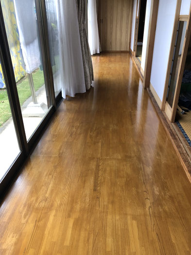 <img src="廊下_after.jpg" alt="塗装後の廊下。ツヤのある木肌が美しく蘇った長野市稲葉のお宅。">
