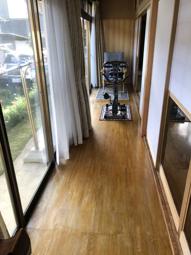 <img src="廊下_before.jpg" alt="長野市稲葉で施工前の廊下の様子。擦り傷と色あせが目立つ状態。">