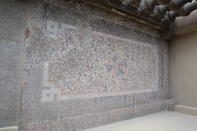 Der Mosaikboden vor der Restaurierung.