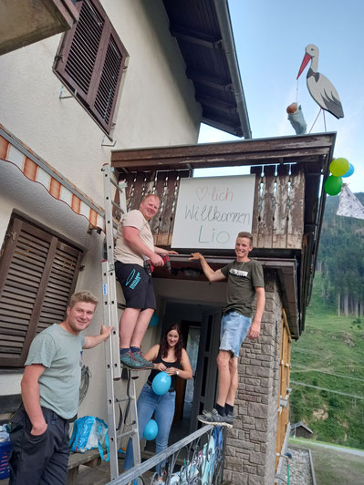 Mit kleiner Verspätung ist der Storch nun gelandet, zur großen Freude von Tobias und Laura ... mit Lio