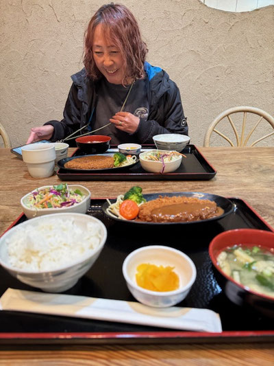 久しぶりにYKちゃんと、A-Zの日替わりドリンクバー付きで600円也!でっかいメンチカツでした。
