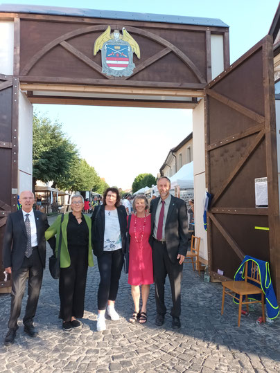 ©Privat: Die Weilburger Delegation vor dem Stadttor von Kežmarok