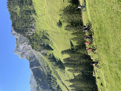 Ein Glücks-Foto. Für Fotoshootings war diese Truppe nicht zu haben. Es ging um Wesentlicheres. Es ging um's Downhill-Zirkeln.