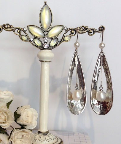 Perle de culture et sa coque d'argent, boucles d'oreille de l'atelier Aux Dames de Jadis