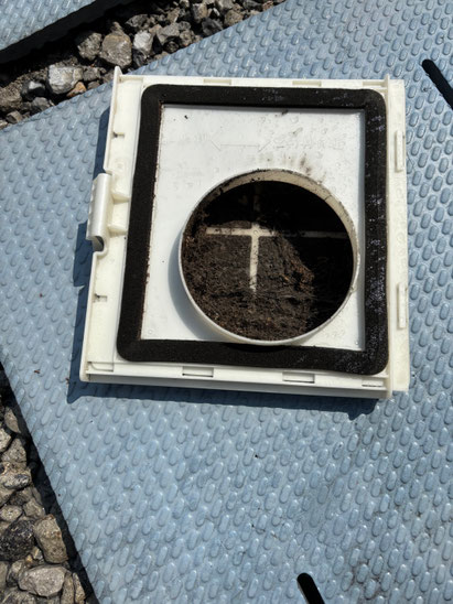全熱交換気システムのフィルターを取り出してみました。