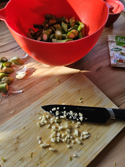 Knoblauch für Spaghetti mit grünem Spargel fein würfeln
