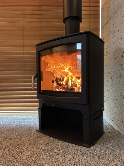 ASCEPT8 5よりも大きいガラスで迫力もUP、洗い出し土間の上に置かれた和モダンな雰囲気にもマッチ