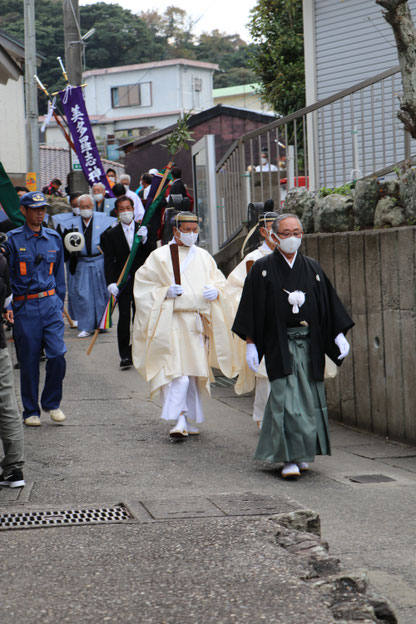 袴や裃姿の男性の行列