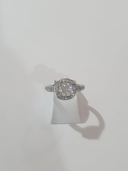 Solitaire accompagné Or gris 750 diamant centre et pavage diamants