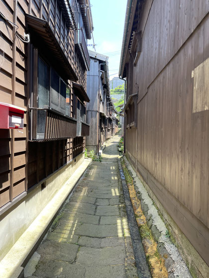 狭い路地に入ると住宅が隣接して立ち並ぶ
