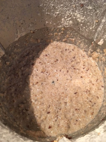 Fertig angerührte Knäckebrotmasse, nicht von der Konsistenz abschrecken lassen. :-)