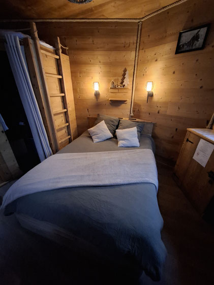intérieur chaleureux d'une cabane dans les arbres en savoie