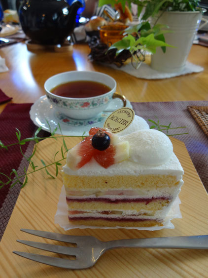 浦和のパティスリー『アカシエ』さんの季節のショートケーキには、秋らしく、イチジクがのっていました♪　カシスソースが層になっていて、今回も甘さ抑えめでおいしくって、キレイ！