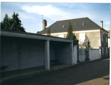 la rue avec le presbytère ,avant qu'il ne devienne mairie ( photo Céline Caillabet)