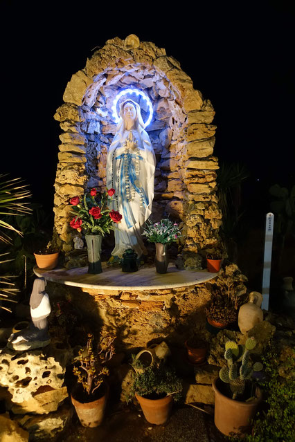 Sicile, Trappeto : petit autel avec la statue de la Vierge Marie