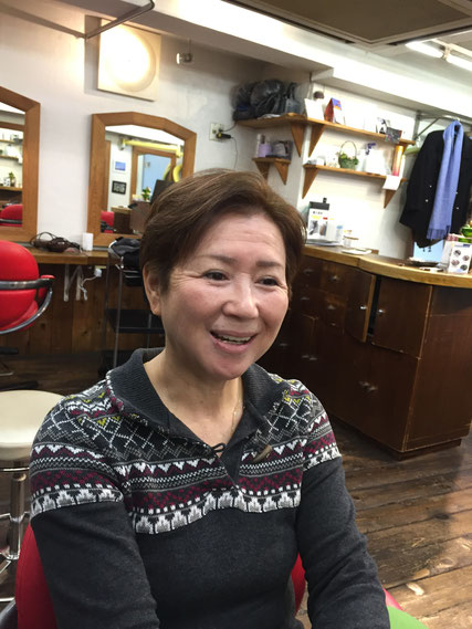外国人風ショートヘアーで笑顔いっぱい