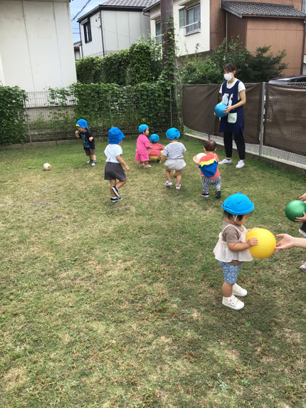 そら組さん、ひかり組さんは、テラスでボール遊びをしました。ボールを楽しそうに追いかける姿が可愛かったです！