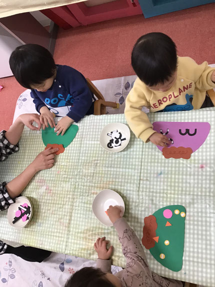 節分に向けて鬼のお面をつくりました。台紙に目や鼻などのパーツを貼りました。
