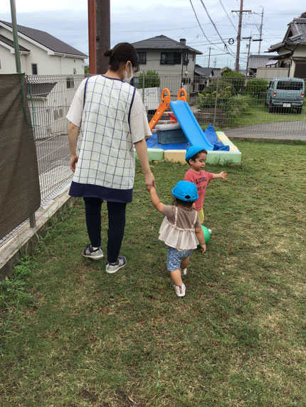 テラスをお散歩楽しいね！