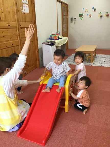 ひかりぐみさんは滑り台とマットで遊びました。滑り台で踏切ごっこをすると、すごく楽しそうに滑っていました。
