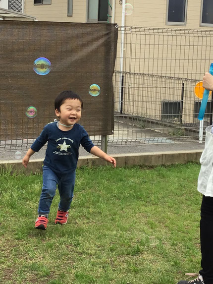 たくさん飛んだシャボン玉を追いかけて、嬉しそうに手でパチンと捕まえていました。