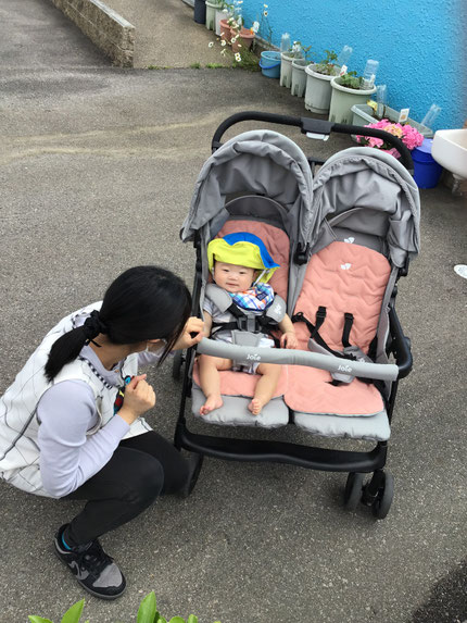 そらぐみさんは、園の駐車場をベビーカーでお散歩しました。お花を見たり、イチゴを見つけたりして楽しんでいました。