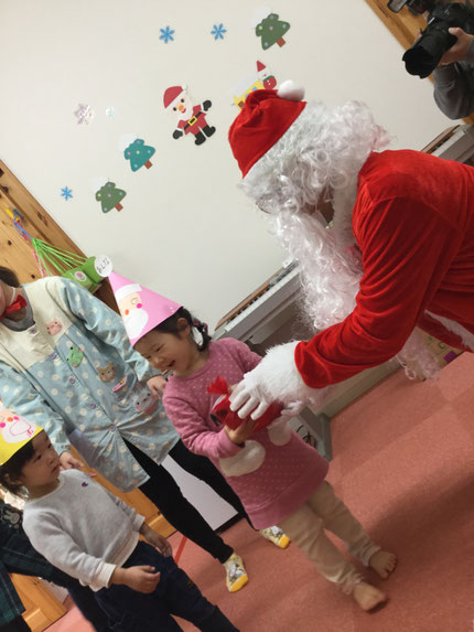 　今日は、クリスマス ! 保育園でもクリスマス会をしました。サンタさんがきてくれて、プレゼントをもらいました。　みんな、とても喜んでいました。