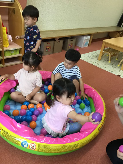ボールを雨のように降らせたり、「どうぞー」とボールを渡して、お友達同士で仲良く遊んでいましたよ。