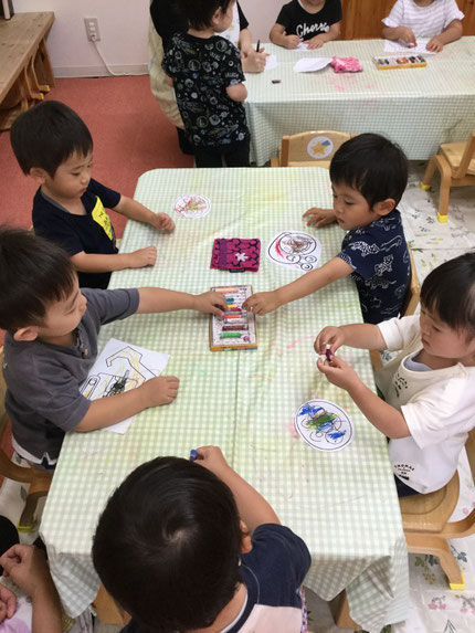今日は雨だったので、ほしぐみさんは、ぬり絵をしました。好きな色のクレヨンを手に取り、一生懸命にぬっていました。