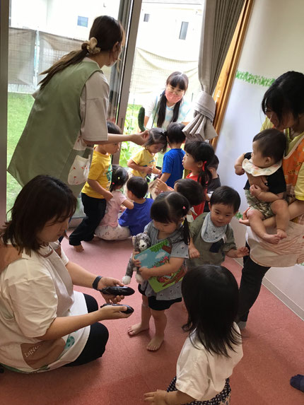 今日は、みんなで植えたナス、きゅうり、ピーマンを収穫しました。