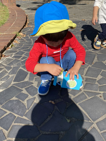 　お散歩バッグを持って行ったので、見つけたものをお散歩バッグに入れて、持って帰りました。お家の人への、お土産です。