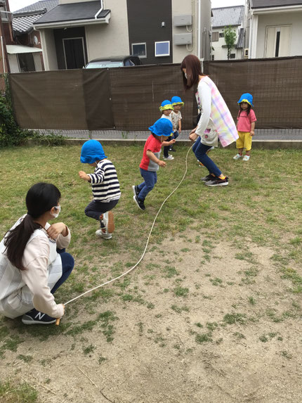 今日は、ほしぐみさんは長縄で遊びました。へびの様にニョロニョロする縄を上手に飛び越えていました！