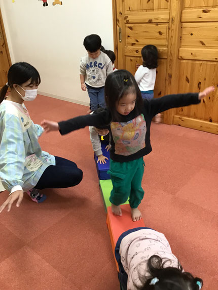 ほし組さんは、階段マットを楽しんでいました。段差があるのでバランスを取りながら慎重に歩いていました。