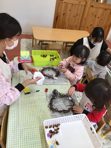 10月に芋掘りをした時のさつまいものつるでリースを作ってあったので、今日はリースに、一人ずつ飾り付けをしました。