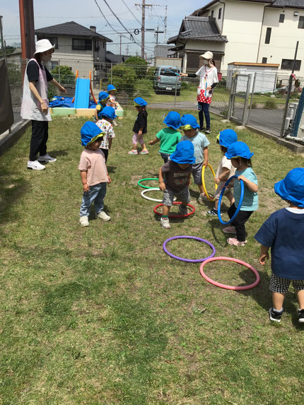 フラフープを並べてけんぱ遊びも、楽しんでいましたよ！