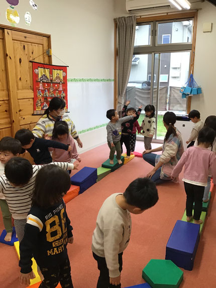 ほし組さんは、組み替えステップと階段マットを使ってサーキット遊びをしました。